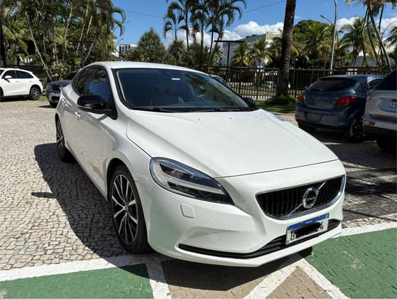 VOLVO V40 2.0 T4 MOMENTUM GASOLINA 4P AUTOMÁTICO VOLVO V40 2.0 T4 MOMENTUM GASOLINA 4P AUTOMÁTICO